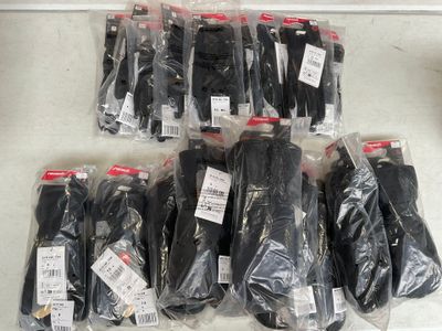 de nombreuses paires de gants noirs sur le comptoir