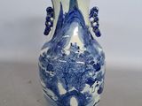 un vase bleu et blanc posé sur une table