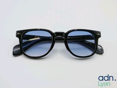 gros plan d'une paire de lunettes de soleil sur une surface blanche