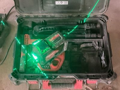 un laser vert dans une mallette contenant des outils