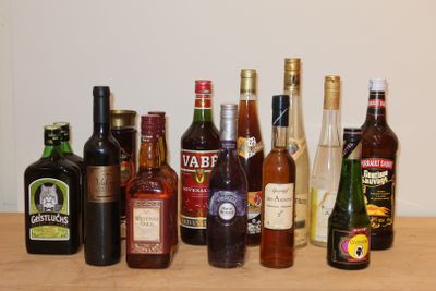 de nombreux types de bouteilles d'alcool alignés sur une table