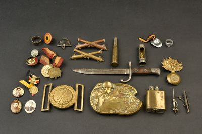 un grand nombre d'éléments différents sur la table