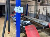 une image d'une voiture en cours d'entretien dans un garage