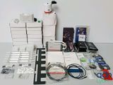 un grand nombre d'appareils électroniques posés sur une table