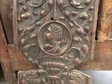 une vieille porte en bois ornée d'un motif décoratif