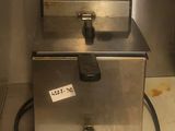 une machine posée sur le comptoir d'une cuisine