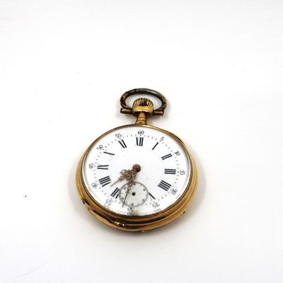une montre de poche en or avec des chiffres romains