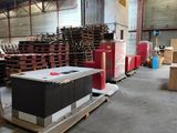 un grand entrepôt rempli de boîtes et de palettes