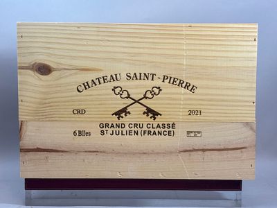 une boîte en bois sur laquelle est collée une étiquette portant l'inscription « Château Saint-Pierre »
