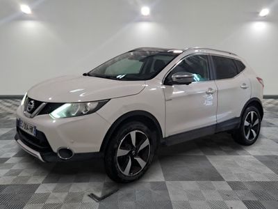 le suv blanc de nissan est garé sur un carrelage en damier