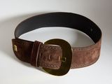ceinture marron à motif, avec boucle en laiton, sur fond blanc