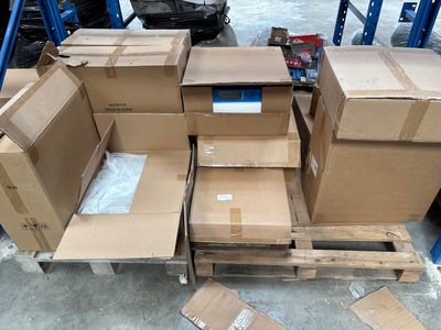 une pile de boîtes sur une palette dans un entrepôt