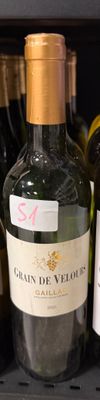 de nombreuses bouteilles de vin sur les étagères du magasin