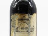 une bouteille de vin posée sur une table