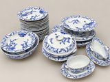 service de table en porcelaine bleue et blanche orné de motifs floraux bleus et blancs