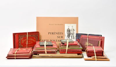 plusieurs livres sont empilés sur une table