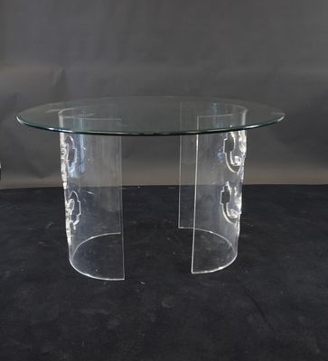 une table en verre avec un plateau en verre posée sur un piètement noir