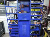 une étagère bleue sur laquelle sont posés de nombreux outils