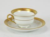 une tasse et une soucoupe sur une table blanche