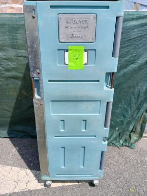 une poubelle bleue sur laquelle est collé un autocollant vert