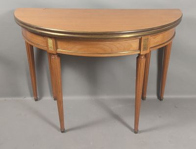 l'image d'une table en bois surmontée de deux tiroirs