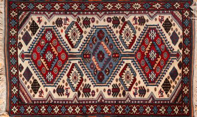 un tapis rouge et bleu orné d'un motif en forme de diamant