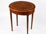 une image d'une petite table avec un plateau en bois