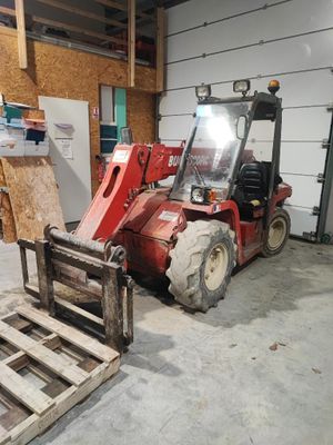 un chariot élévateur garé dans un garage