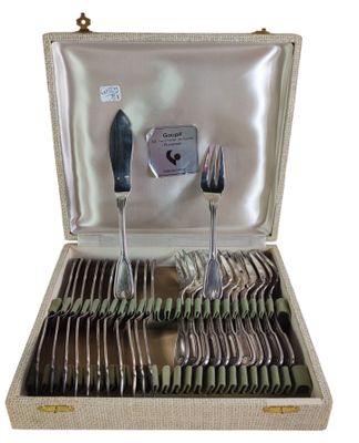 un coffret contenant un ensemble de fourchettes et de cuillères