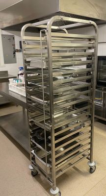 une étagère métallique munie de plateaux, dans une cuisine