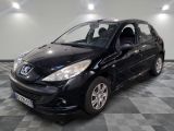 la photo d'une petite voiture noire garée dans un garage