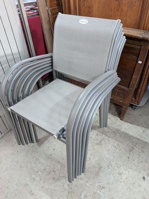 une pile de chaises alignées les unes à côté des autres dans une pièce