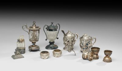 un assortiment d'objets en argent, notamment des tasses, des vases et d'autres objets