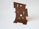 une petite sculpture en bois représentant un voilier sur une surface blanche