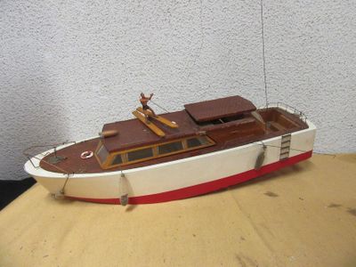 une maquette de bateau posée sur une table en bois