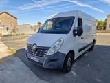 une camionnette blanche garée dans un parking