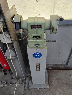 une machine posée contre le mur d'un immeuble