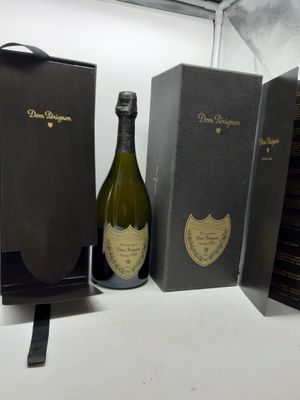 une bouteille de champagne à côté d'un carton de vin