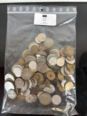 un sac rempli de pièces de monnaie posé sur une table