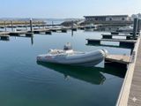 un bateau amarré près d'un quai