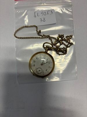 une petite montre de poche munie d'une chaîne