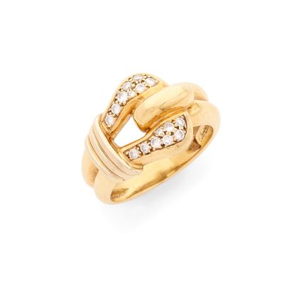 une bague en or jaune avec des diamants sur fond blanc