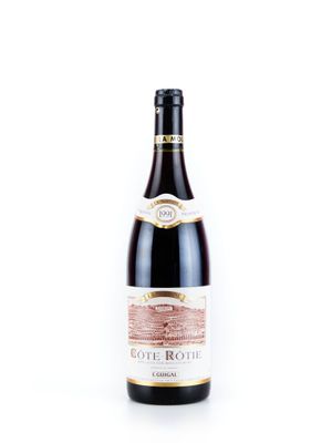 une bouteille de vin posée sur une table blanche