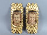 paire de têtes anciennes dorées à la feuille, aux yeux bleus, sur fond bleu