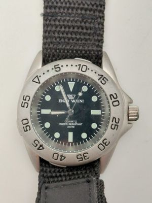 une montre posée sur un bracelet noir