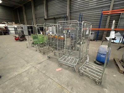 de nombreux chariots entreposés dans un entrepôt