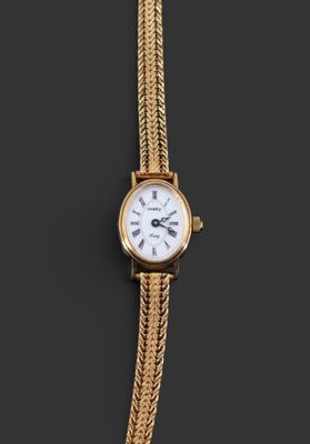 une montre-bracelet en or avec un cadran blanc et une chaîne en or