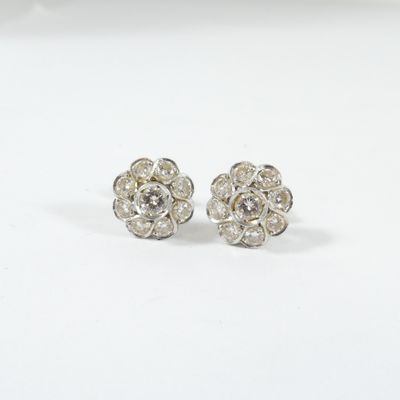 paire de boucles d'oreilles en forme de fleur, en or blanc et diamants