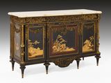 une armoire peinte en noir et or, à deux portes, avec un plateau en marbre
