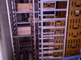 une étagère métallique avec des plateaux posés dessus, dans une pièce